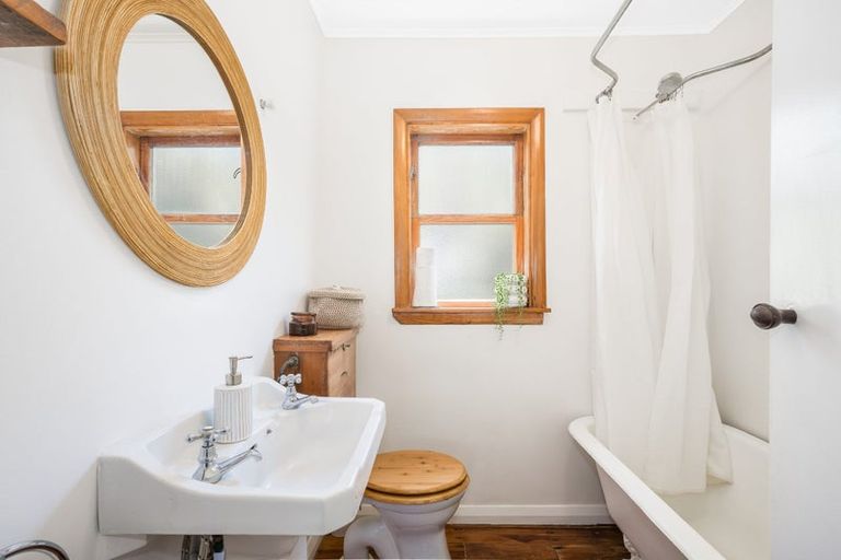 Photo of property in 63 Airlie Road, Plimmerton, Porirua, 5026