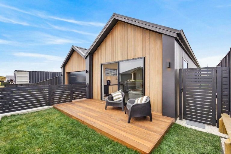 Photo of property in 7 Annie Aranui Drive, Poraiti, 4182