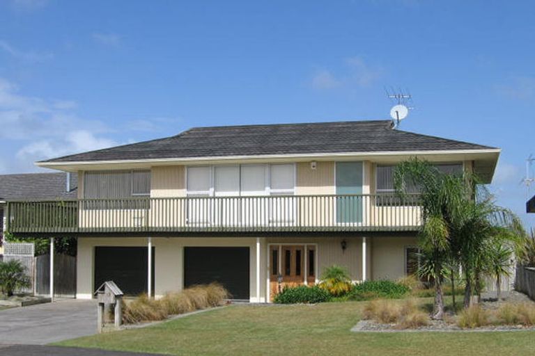 Photo of property in 17 Tanoa Place, Glendene, Auckland, 0602