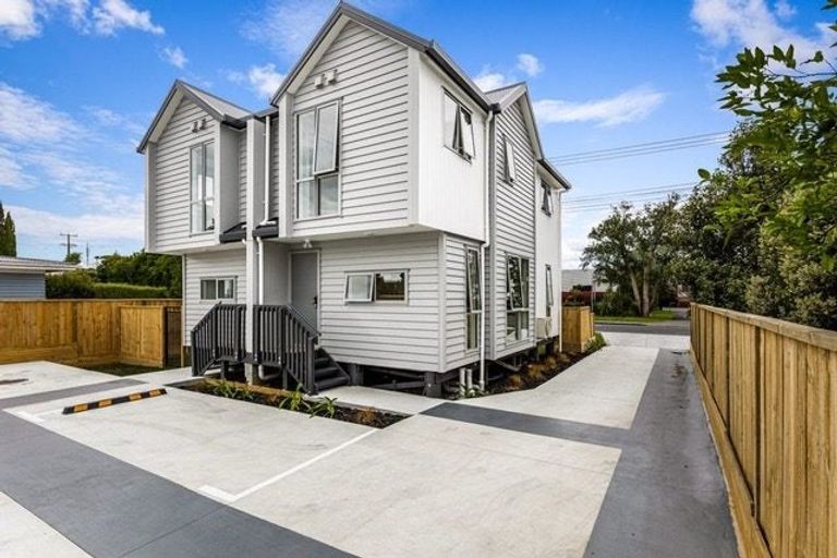 Photo of property in 2/51 Wharf Road, Te Atatu Peninsula, Auckland, 0610