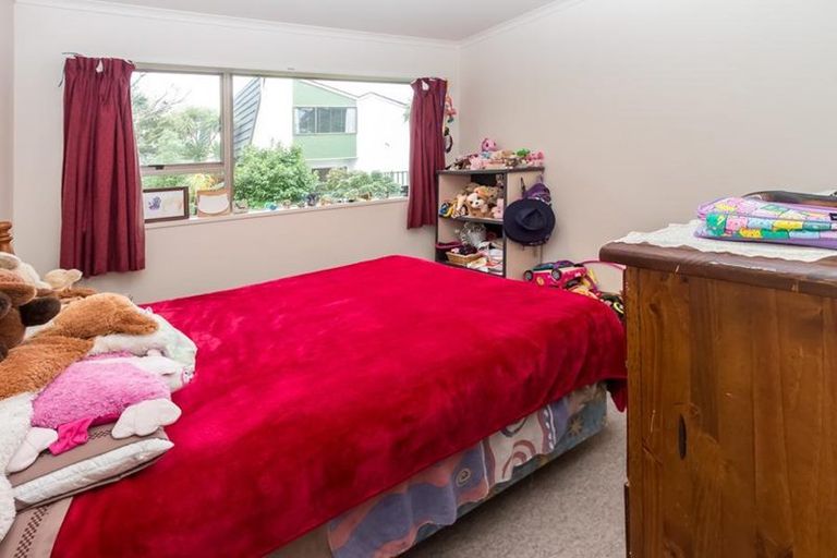Photo of property in 16 Birman Close, Half Moon Bay, Auckland, 2012