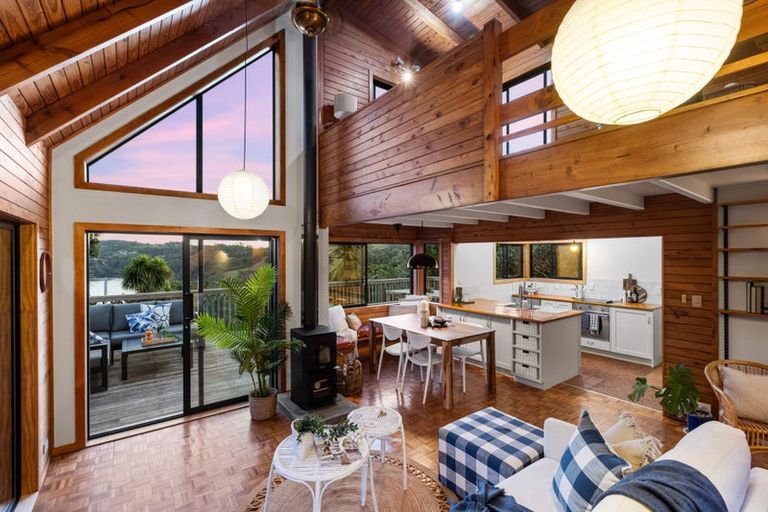 Photo of property in 4 Hillside Crescent, Leigh, 0985