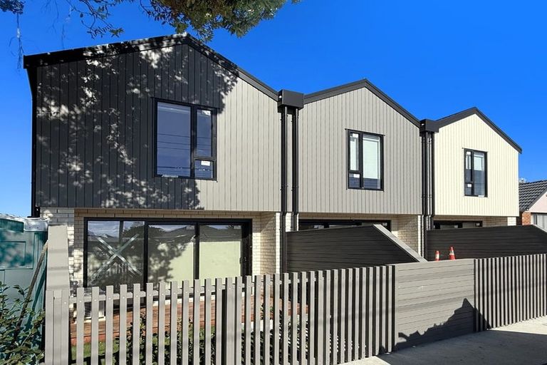 Photo of property in 2/51 Yeovil Road, Te Atatu Peninsula, Auckland, 0610