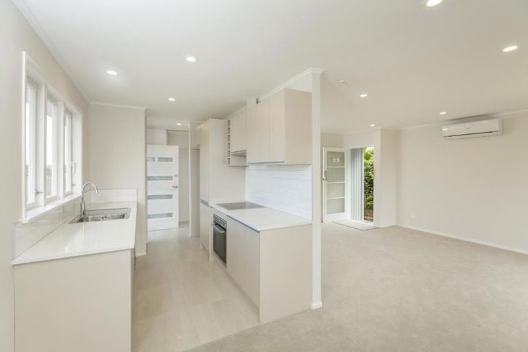 Photo of property in 1/862 East Coast Road, Northcross, Auckland, 0630