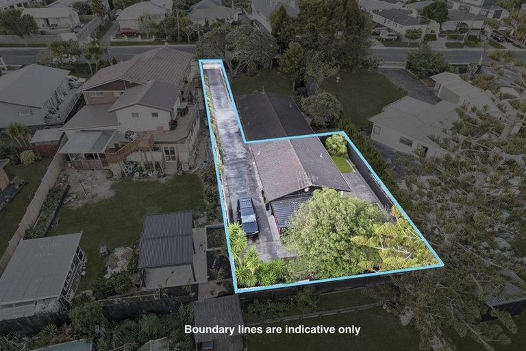 Photo of property in 2/44 Waimumu Road, Massey, Auckland, 0614