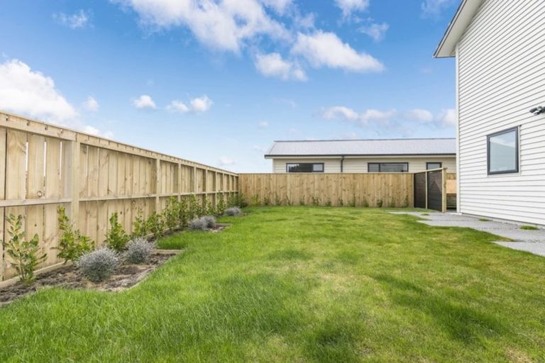 Photo of property in 9b Epic Way, Newlands, Wellington, 6037