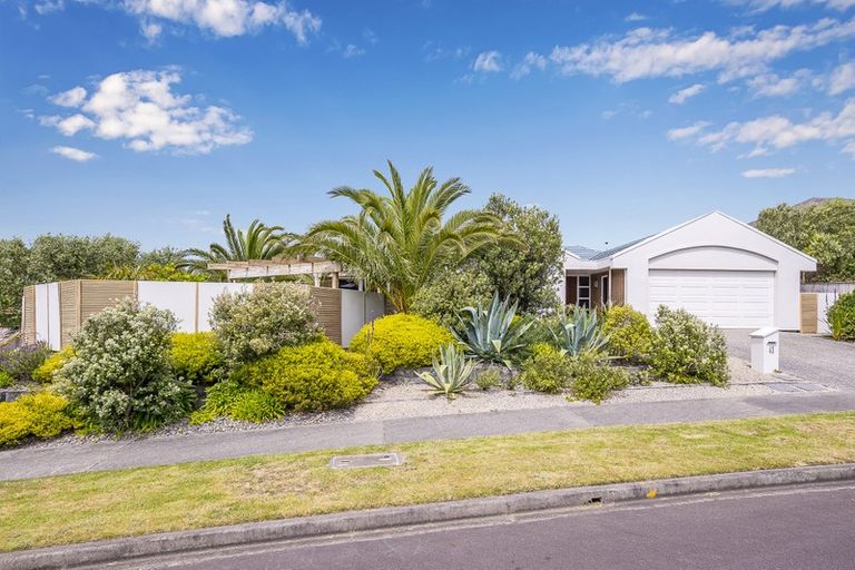 Photo of property in 43 Quadrant Heights, Paraparaumu, 5032