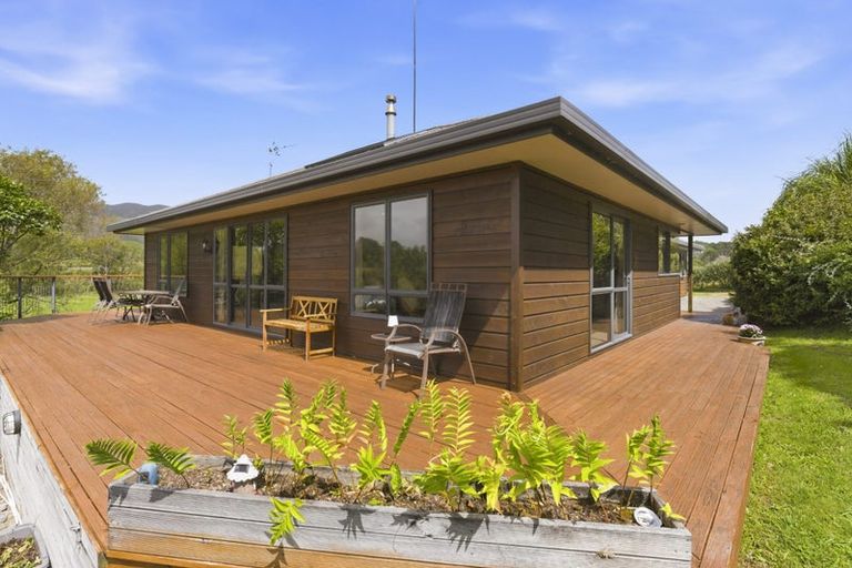 Photo of property in 84 Derham Road, Te Horo, Otaki, 5581