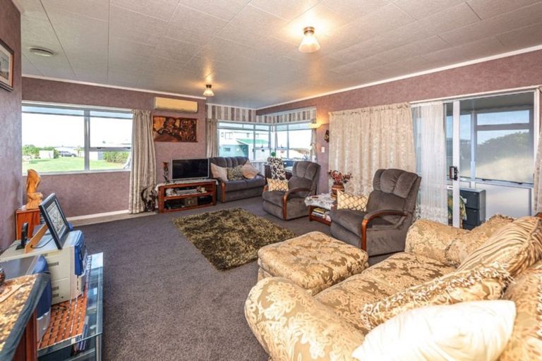 Photo of property in 32 Okiwa Terrace, Waiinu Beach, Whanganui, 4588