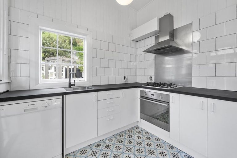 Photo of property in 127 Muritai Road, Eastbourne, Lower Hutt, 5013