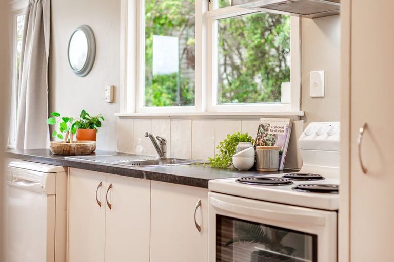 Photo of property in 16 Komata Grove, Waitangirua, Porirua, 5024