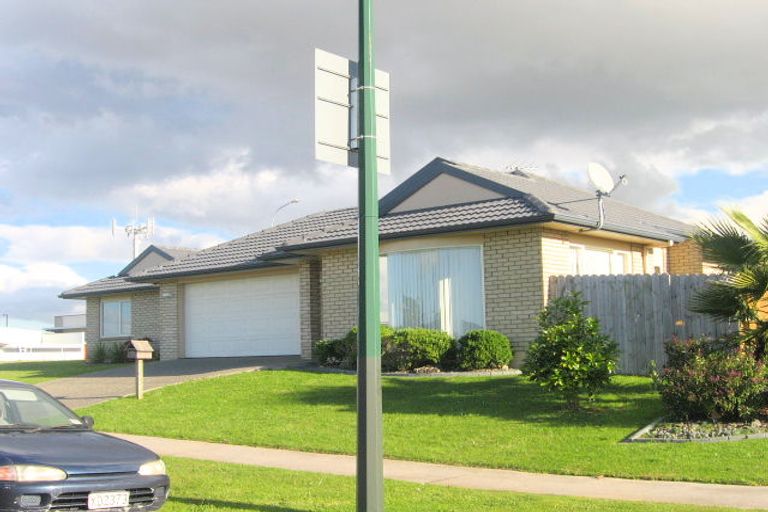 Photo of property in 35 Craigavon Drive, East Tamaki, Auckland, 2013