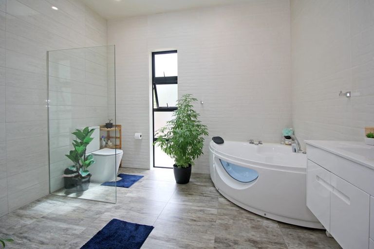 Photo of property in 12 Judge Richardson Drive, Opaheke, Papakura, 2584