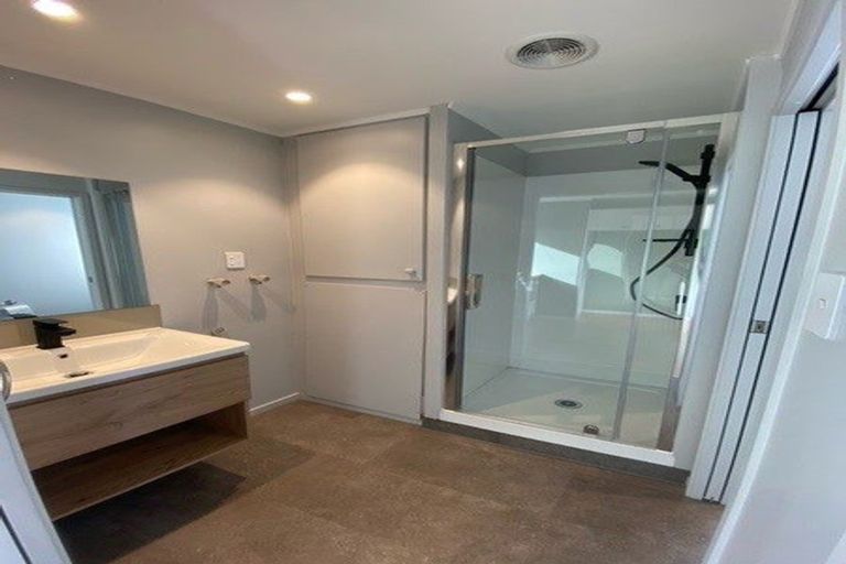 Photo of property in 25 Taipari Road, Te Atatu Peninsula, Auckland, 0610