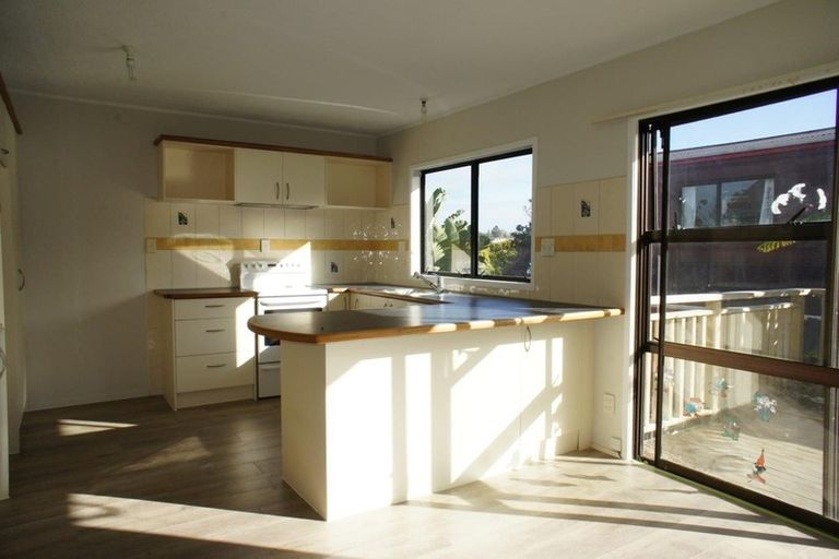 Photo of property in 3 Newport Place, Forrest Hill, Auckland, 0620