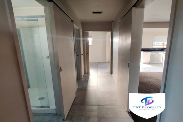 Photo of property in 2/41 Challen Close, Conifer Grove, Takanini, 2112