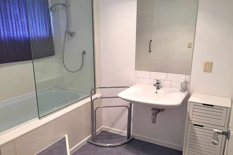 Photo of property in 2/82 Forrest Hill Road, Forrest Hill, Auckland, 0620