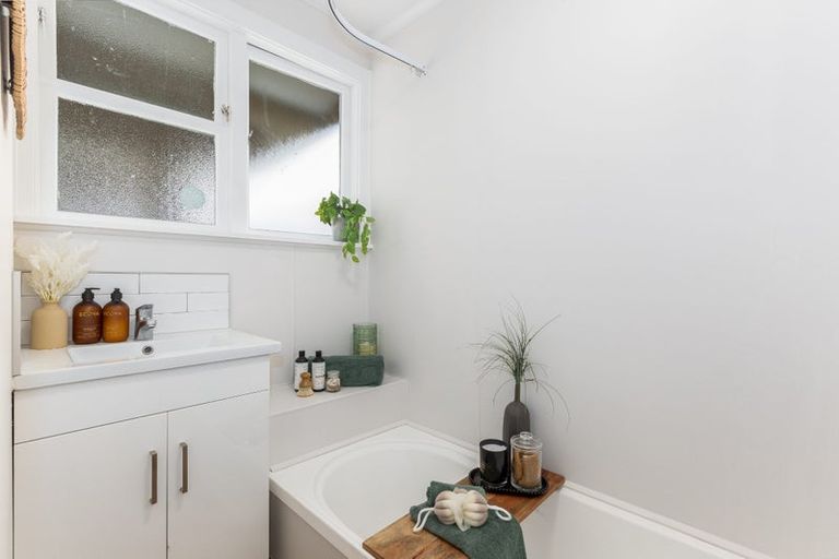 Photo of property in 20 Cornwall Crescent, Cannons Creek, Porirua, 5024