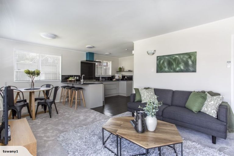 Photo of property in 1/20 Lambrown Drive, Totara Vale, Auckland, 0629