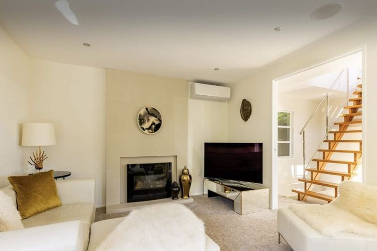 Photo of property in 136 Cheviot Road, Lowry Bay, Lower Hutt, 5013