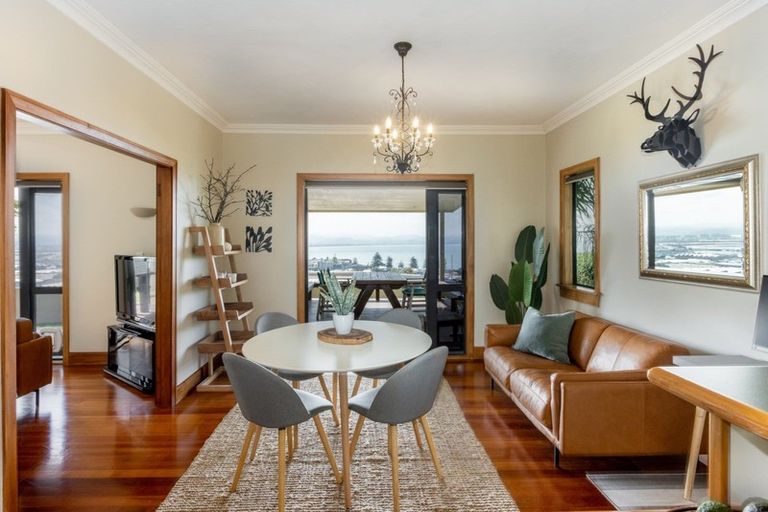 Photo of property in 8 Lambton Road, Hospital Hill, Napier, 4110