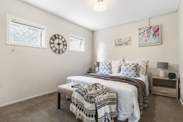 Photo of property in 21a Cleve Road, Green Bay, Auckland, 0604