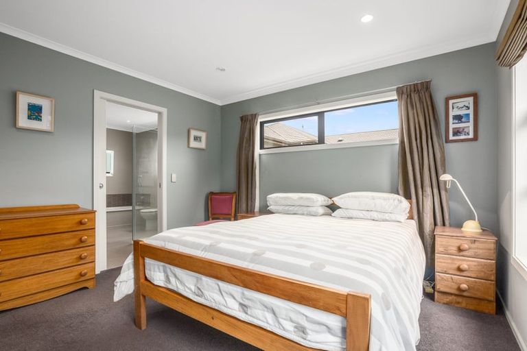 Photo of property in 9 Greenstone Place, Aotea, Porirua, 5024