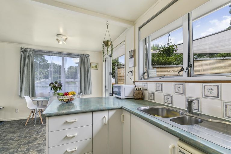 Photo of property in 1b Nandana Drive, Glen Eden, Auckland, 0602