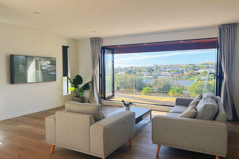 Photo of property in 25 Kiteroa Terrace, Rothesay Bay, Auckland, 0630