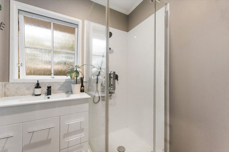 Photo of property in 2/220 East Coast Road, Forrest Hill, Auckland, 0620