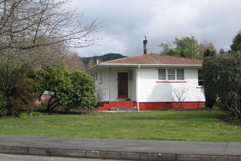 Photo of property in 19 Grey Street, Murchison, 7007