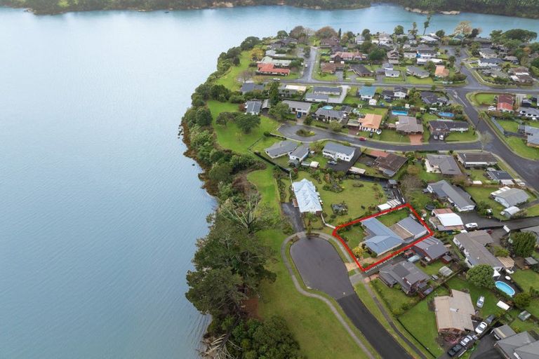 Photo of property in 8 Godwit Place, Waiuku, 2123