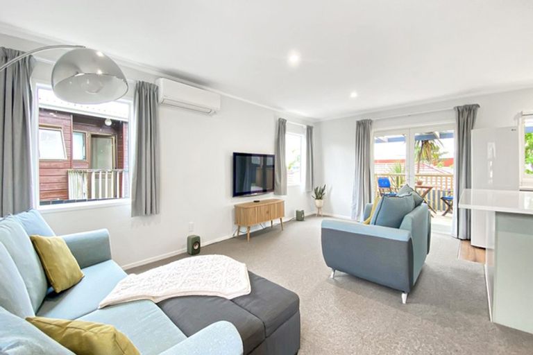 Photo of property in 2/62 Clayburn Road, Glen Eden, Auckland, 0602