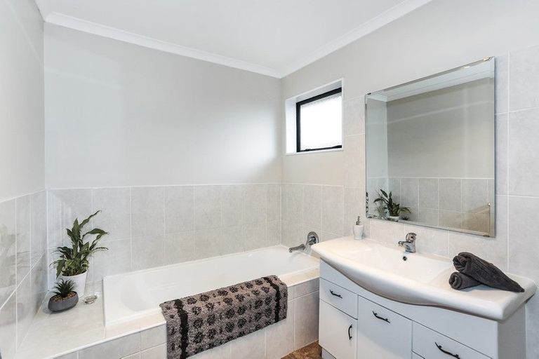 Photo of property in 11 Ina Ville Drive, Pukekohe, 2120