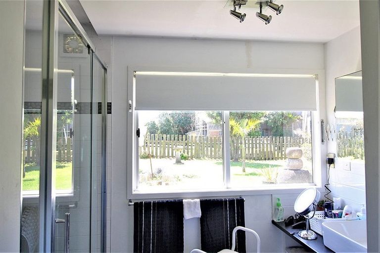 Photo of property in 15 Moray Place, Whiritoa, Whangamata, 3691