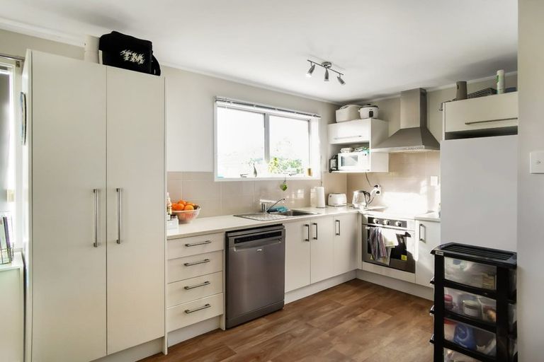 Photo of property in 14 Staverton Crescent, Mangere, Auckland, 2022