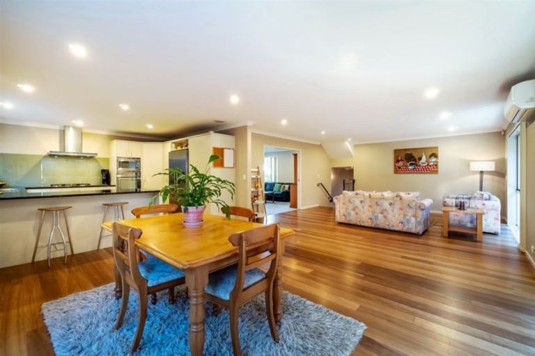 Photo of property in 14 Bur Oak Terrace, Schnapper Rock, Auckland, 0632