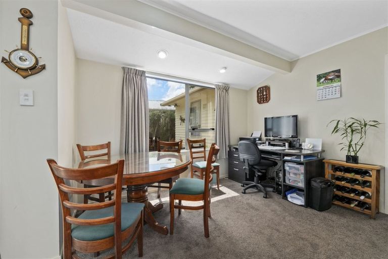 Photo of property in 4 Speargrass Grove, Timberlea, Upper Hutt, 5018
