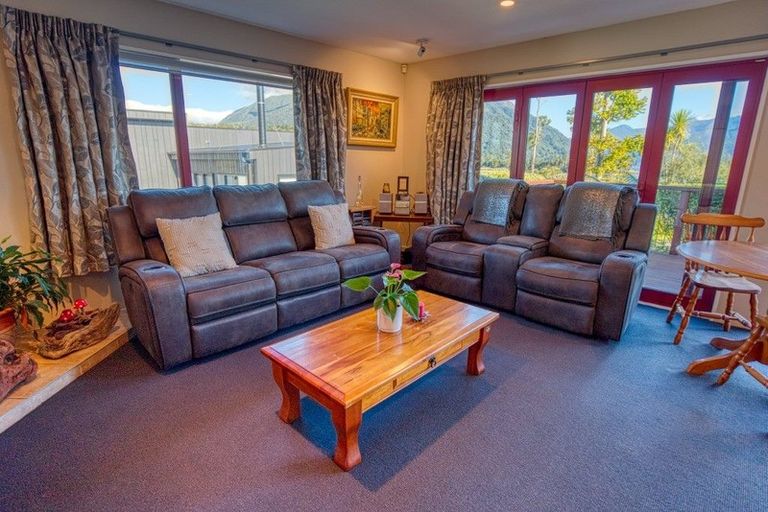 Photo of property in 165 Cashmere Bay Road, Moana, 7875