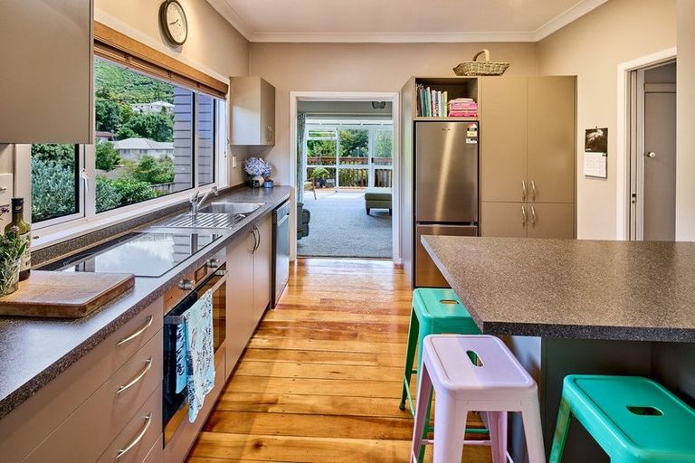 Photo of property in 35 Lincoln Avenue, Tawa, Wellington, 5028