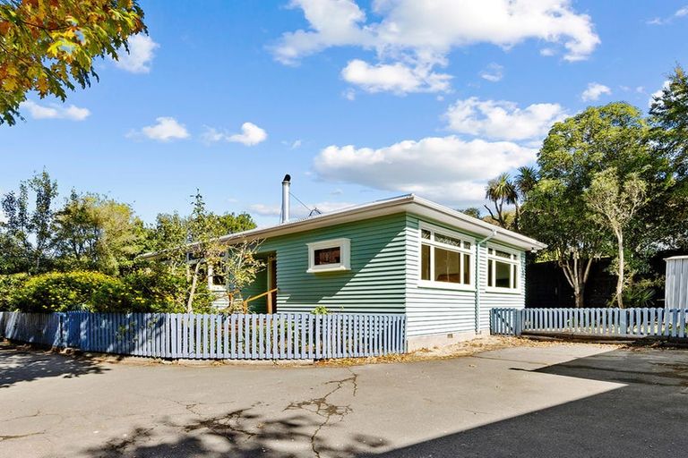 Photo of property in 2/23 Fifield Terrace, Waltham, Christchurch, 8023