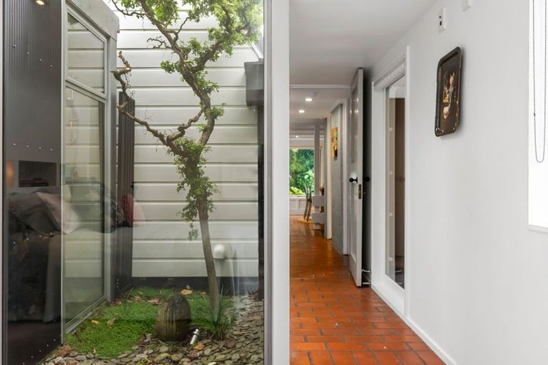 Photo of property in 64 Ranui Crescent, Khandallah, Wellington, 6035