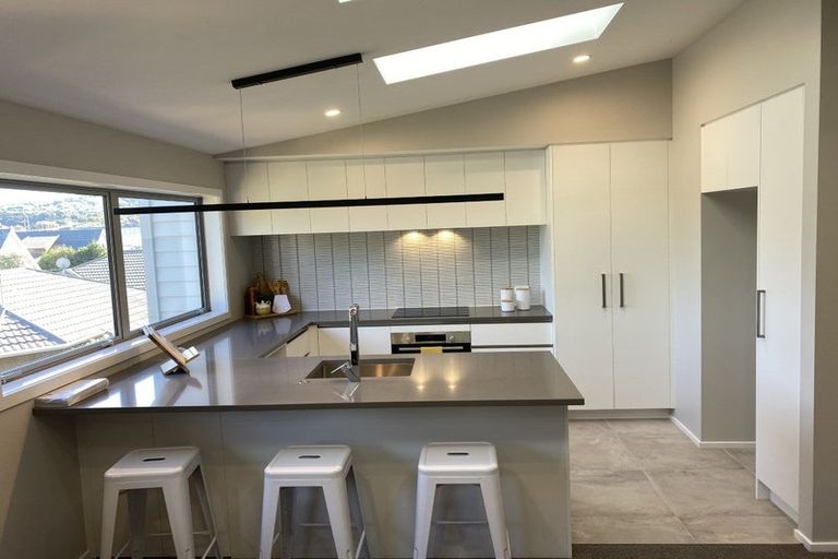 Photo of property in 2/7 Grays Road, Plimmerton, Porirua, 5026