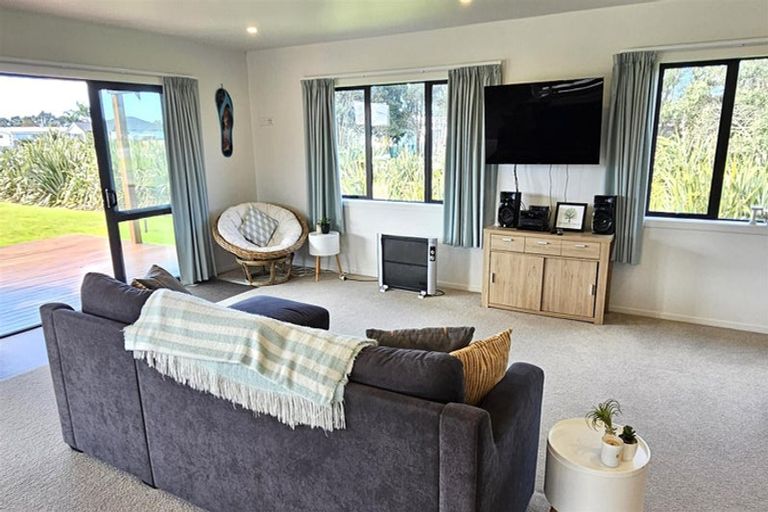 Photo of property in 135 Harbour Drive, Matarangi, Whitianga, 3592