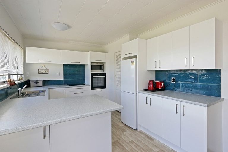 Photo of property in 16 Oxford Street, Taradale, Napier, 4112