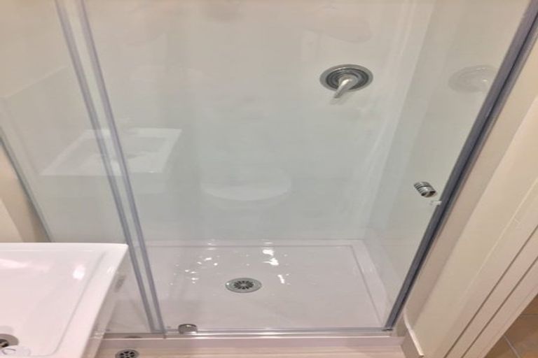 Photo of property in 17a Barker Rise, Northcross, Auckland, 0632