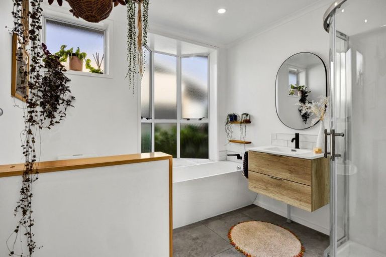 Photo of property in 143 Mangorei Road, Merrilands, New Plymouth, 4312