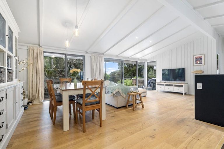 Photo of property in 93 Wood Bay Road, Titirangi, Auckland, 0604