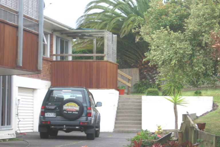 Photo of property in 2/5 Holdaway Avenue, Northcote, Auckland, 0627