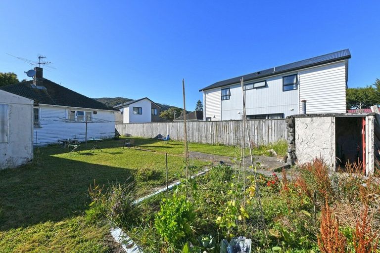 Photo of property in 21 Molesworth Street, Taita, Lower Hutt, 5011